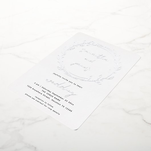 Trendy Laurel Leaf Qr Code Script Wedding Real Folieneinladung (Gedreht)