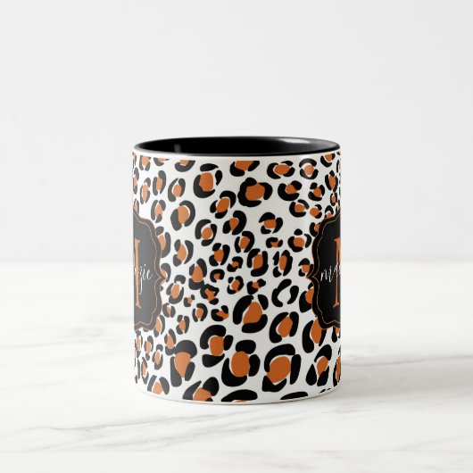 Trendy Leopard Animal Print Pattern Monogram Name Zweifarbige Tasse (Mittel)