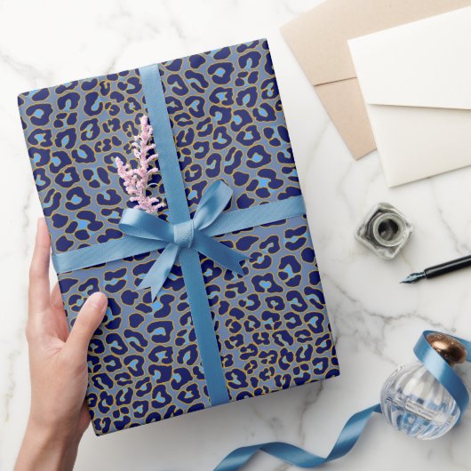 Trendy Leopard Blue Animal Print Geschenkpapier (Schenken)