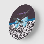 Trendy Leopard Print and Blue Ribbon With Name Runde Wanduhr (Winkel)