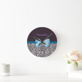 Trendy Leopard Print and Blue Ribbon With Name Runde Wanduhr (Zuhause)