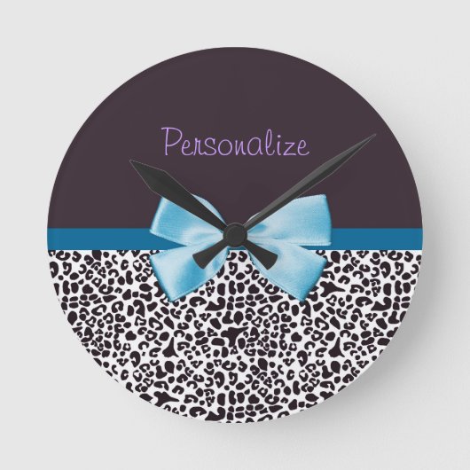 Trendy Leopard Print and Blue Ribbon With Name Runde Wanduhr (Vorderseite)