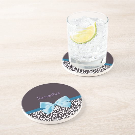 Trendy Leopard Print und Blue Ribbon mit Namen Getränkeuntersetzer (Seite)