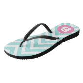 Trendy Light Blue Chevron Pink Monogram Badesandalen (Schrägansicht)