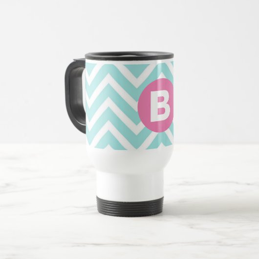Trendy Light Blue Chevron Pink Monogram Reisebecher (Vorderseite Links)