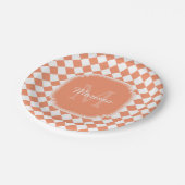 Trendy Light Orange Checkter Mit Monogramm Name Pappteller (Schrägansicht)