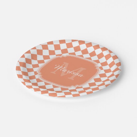 Trendy Light Orange Checkter Mit Monogramm Name Pappteller (Schrägansicht)