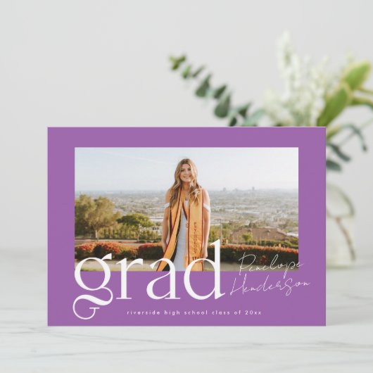 Trendy Lila Class of 2024 Moderner Abschluss Ankündigung (Stehend Vorderseite)