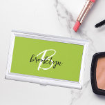 Trendy Lime Green Schwarz-weiß Monogram Visitenkarten Dose<br><div class="desc">Dieses trendige,  moderne Visitenkartengehäuse mit einem Monogramm und einem Vornamen in schwarz-weiß Schrift auf einem stilvollen limiengrünen Hintergrund.</div>