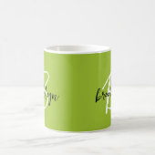 Trendy Lime Green Schwarz-weiß Script Monogram Kaffeetasse (Mittel)