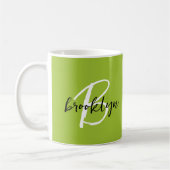 Trendy Lime Green Schwarz-weiß Script Monogram Kaffeetasse (Links)