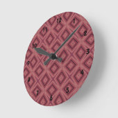 Trendy marsala und rosa geometrische Muster Runde Wanduhr (Winkel)
