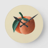 Trendy Minimal Modern Amigurumi Crochet Peach Runde Wanduhr (Vorderseite)
