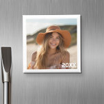 Trendy Minimaler Foto-Design mit Jahr Magnet<br><div class="desc">Eine großartige Möglichkeit,  Ihre quadratischen Fotos von Ihrem Online-Konto aus anzuzeigen. Fügen Sie ein quadratisches Foto,  um ein großartiges Memento zu machen. Wenn Sie den Text oder das Bild anpassen müssen,  klicken Sie auf den Link Anpassen.</div>