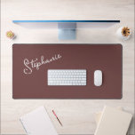 Trendy Minimalistisch Brown Script Personalisiert  Schreibtischunterlage<br><div class="desc">Trendy Minimalistisch Brown Script Personalisiert Name Modern Desk Mat. Einfach anpassen,  einfach einen Namen oder einen eigenen Text hinzufügen. Ideal für Zuhause,  Büro,  Wohngestaltung,  Arbeitsplatz,  Kinderzimmer,  zurück zur Uni oder zurück zum Schulgeschenk. Bestelle noch heute!</div>