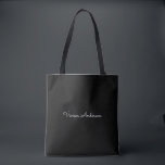 Trendy Minimalistisch Modern Black Script Name Tasche<br><div class="desc">Ein schlichtes, stylisches individuelle Name Typografie-Design in einem lässigen Skript-Schriftart in einfarbigen monochromen Schwarz-Weiß. Das perfekte Objekt für den Minimalisten. Ein auf Trend maßgeschneidertes Geschenk oder Accessoire für jeden Anlass. Debra Valencia, eine visionäre Oberflächenmuster-Künstlerin, Produktdesignerin und Unternehmerin mit Leidenschaft für Weltreisen, Handwerkstraditionen, Pop-Kunst und Mode-Trend, hat ihren eigenen Stil in...</div>