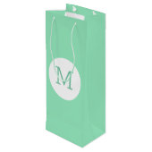 Trendy Mint Green White Monogram Elegant Template Geschenktüte Für Weinflaschen (Rückseite Schrägansicht)