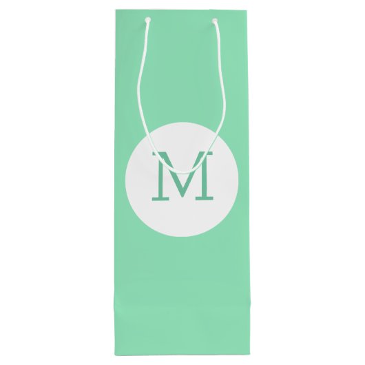 Trendy Mint Green White Monogram Elegant Template Geschenktüte Für Weinflaschen (Rückseite)