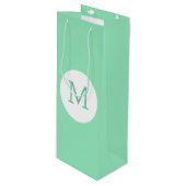 Trendy Mint Green White Monogram Elegant Template Geschenktüte Für Weinflaschen (Vorderseite Schrägansicht)
