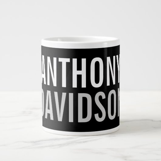 Trendy Modern Black Bold Text Jumbo-Tasse (Vorderseite)