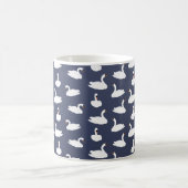 Trendy Modern Blue Swan Pattern Mug Kaffeetasse (Mittel)
