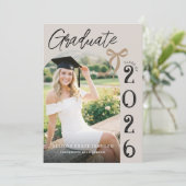 Trendy Modern Casual Photo Graduation Einladung (Stehend Vorderseite)