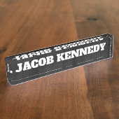 Trendy Modern Creative Bold Text Minimalistisch Gr Namensplakette (Seite)