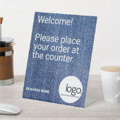 TRENDY MODERN DENIM BLUE EIGENE LOGO BRANDGESCHÄFT SOCKELSCHILD (In SItu)