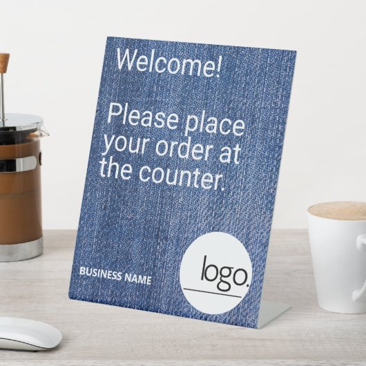 TRENDY MODERN DENIM BLUE EIGENE LOGO BRANDGESCHÄFT SOCKELSCHILD (In SItu)