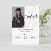 Trendy Modern Lässig Foto Abschluss Einladung (Stehend Vorderseite)