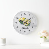 Trendy Modern Personalisiert Watercolor Yellow Lem Große Wanduhr (Zuhause)