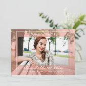 Trendy Modern Script Peach Abschluss Foto Einladung (Stehend Vorderseite)