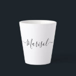 Trendy Modern Script Typografy Name Milchtasse<br><div class="desc">Immer beliebte trendy Skript Typografie individuelle Name latte Tasse mit typografischen Swashes oder geblüht. Stilvolles und einfaches typografisches Design.</div>