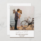 Trendy Modern Verlobung Couple Foto Ankündigungspostkarte (Vorne/Hinten)