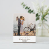 Trendy Modern Verlobung Couple Foto Ankündigungspostkarte (Stehend Vorderseite)