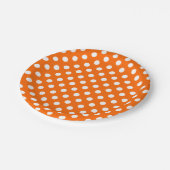 Trendy Modern White Polka Dots on Orange Pappteller (Schrägansicht)