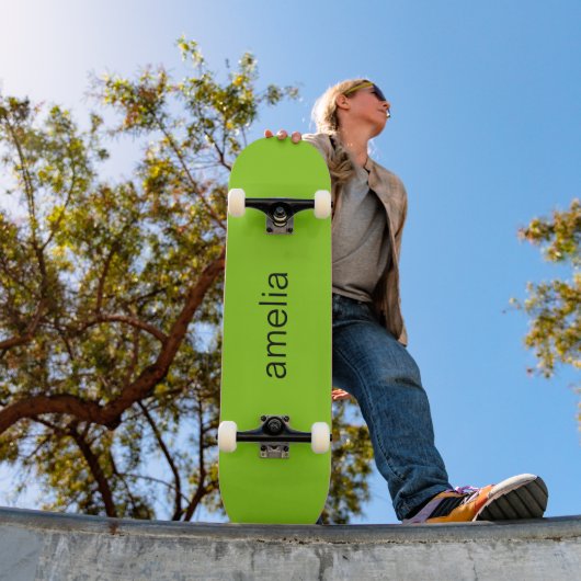 Trendy Monogram Lime Green Brat Skateboard (Außenbereich 1)