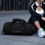 Trendy Monogram | Modern Black Script Name Duffle Bag<br><div class="desc">Ein einfaches,  benutzerdefiniertes Monogramm-Design in einer informellen,  lässigen,  handgeschriebenen Schrifttyp in auffallendem einfarbigem Schwarzweiß. Das Monogramm kann leicht personalisiert sein,  um ein Design so einzigartig wie Sie sind zu machen! Das perfekte trendige Geschenk oder Accessoire für jeden Anlass.</div>