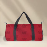 Trendy monogramm, rot duffle bag<br><div class="desc">Die Einführung des "Trendy Monogram" - ein modernes, rotes, mit Monogramm Duffle, das exklusiv von PixiaDesigns entworfen wurde. Diese lebendige rote Tasche verbindet ein einfaches, schlichtes Design mit einem personalisierten, gemusterten Monogramm, das mit einem modernen Schriftart erstellt wurde, der Ihrem Stil eine einzigartige Touch verleiht. Ideal für Frauen, die immer...</div>