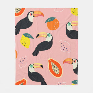 Trendy Muster mit Toucan und abstrakten tropischen Fleecedecke