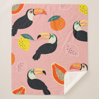 Trendy Muster mit Toucan und abstrakten tropischen Sherpadecke
