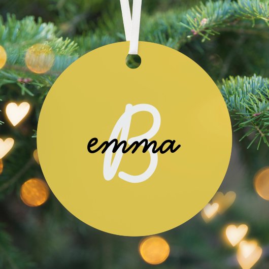 Trendy Name | Senf Yellow Modern Initial Ornament Aus Metall