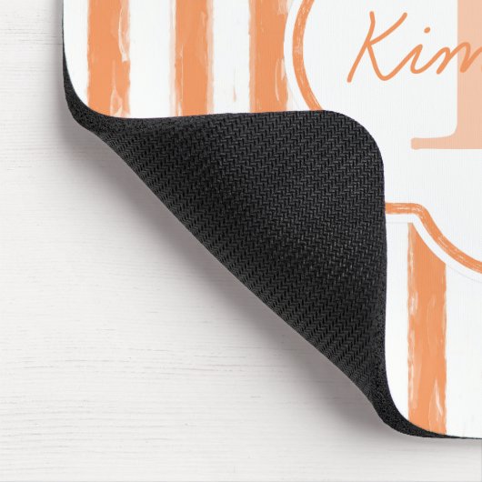 Trendy Orange Painted Stripes Monogramm und Name Mousepad (Ecke)