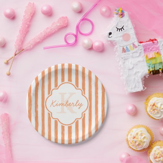 Trendy Orange Painted Stripes Monogramm und Name Pappteller (Party)