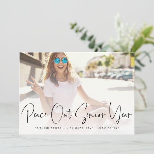 Trendy Peace Out Foto Script Abschluss Ankündigung (Stehend Vorderseite)