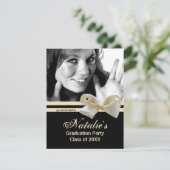 Trendy Pearl Bow Graduation Party Foto Einladung (Stehend Vorderseite)