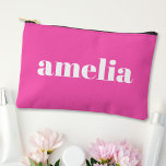 Trendy Personalisiert Hot Pink Zubehörtasche<br><div class="desc">Niedlicher Kosmetikbeutel mit Ihrem Namen oder Initialen,  mit Monogramm in einem beliebten großen weißen Schriftart auf einem trendigen,  heißen rosa Hintergrund. Sie können die Größe des Schriftartes im Entwurfstool für kürzere oder längere Namen anpassen. Perfektes Geschenk für Ihre Hochzeitsgäste und Junggeselinnen-Abschied.</div>