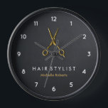 Trendy Personalisiert Modern Black Gold Haairstyli Uhr<br><div class="desc">Diese stilvolle Uhr macht in jedem Salon eine mutige Aussage und hilft Ihnen und Ihrem Team,  pünktlich bleibe,  während Sie die Kunden mit seinem modernen,  beruflichen Look beeindrucken. Personalisieren Sie es mit Ihrem Firmennamen,  um Ihre Marke zu stärken und eine zusammenhängende,  erhöhte Atmosphäre zu schaffen.</div>