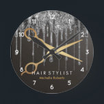 Trendy Personalisiert Moderne Silberhaarstylistin Runde Wanduhr<br><div class="desc">Trendige Personalisierte Moderne silberne Friseurin Rundschau</div>