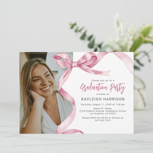 Trendy Pink Bow Foto Abschluss Einladung (Stehend Vorderseite)